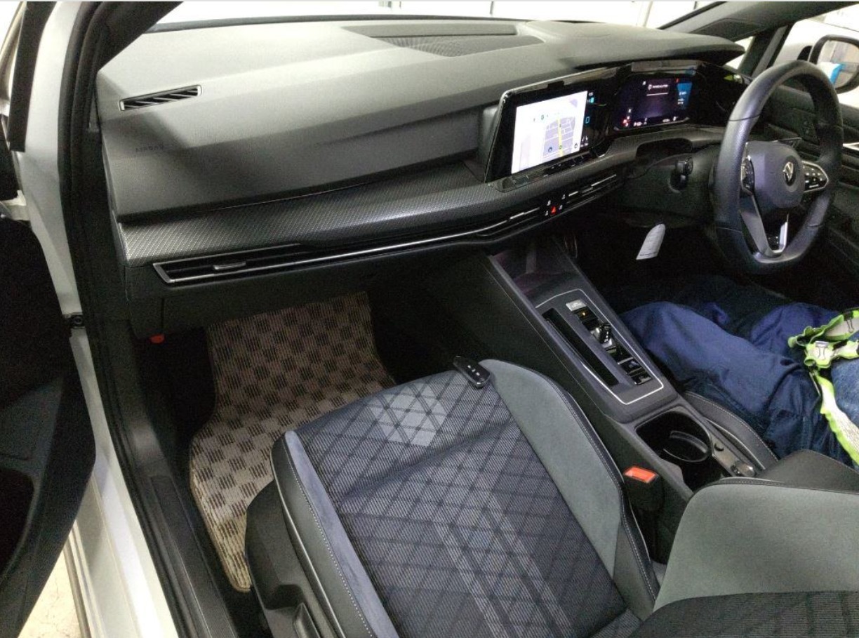 VOLKSWAGEN GOLF eTSI R-Line