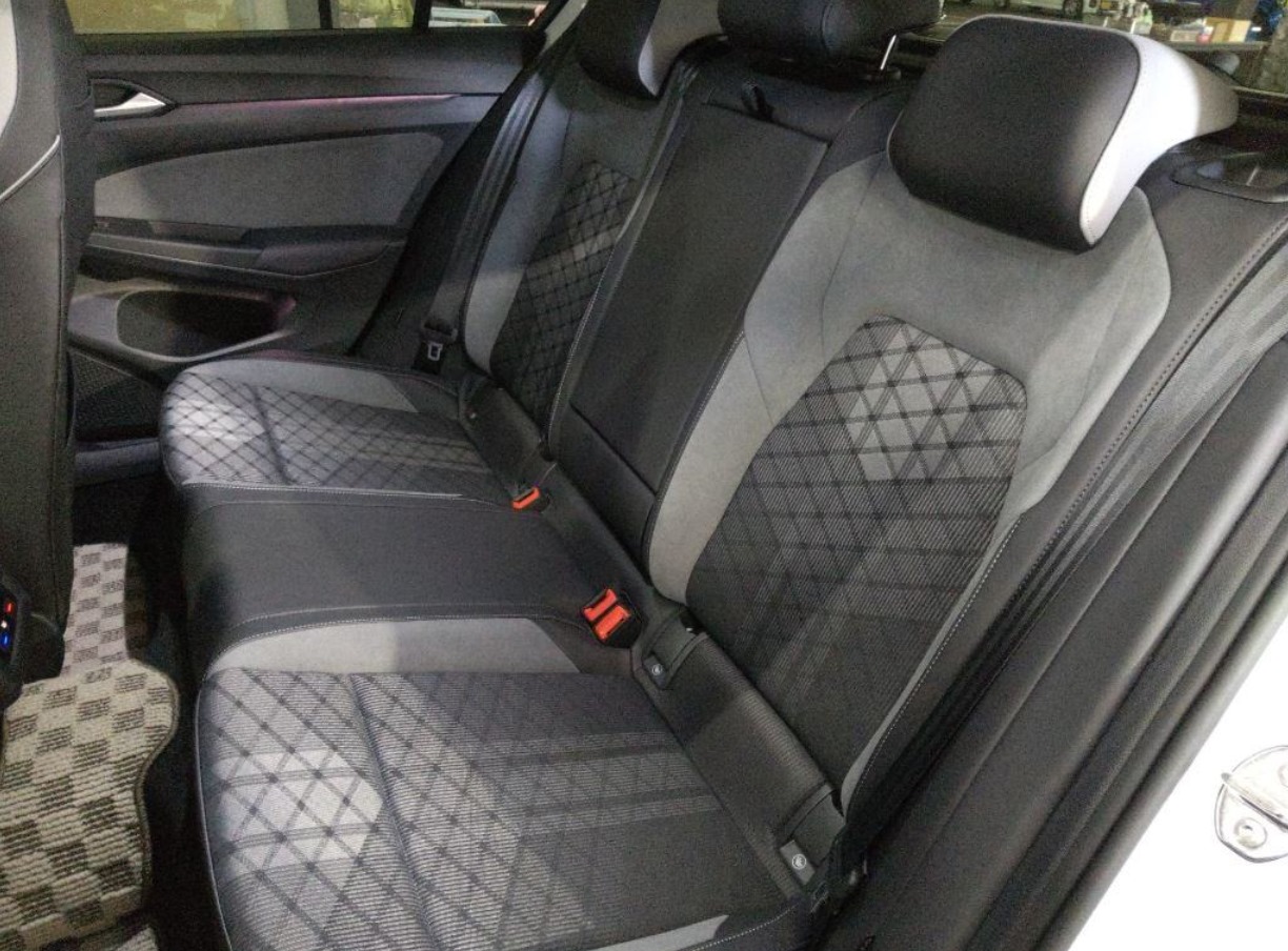 VOLKSWAGEN GOLF eTSI R-Line