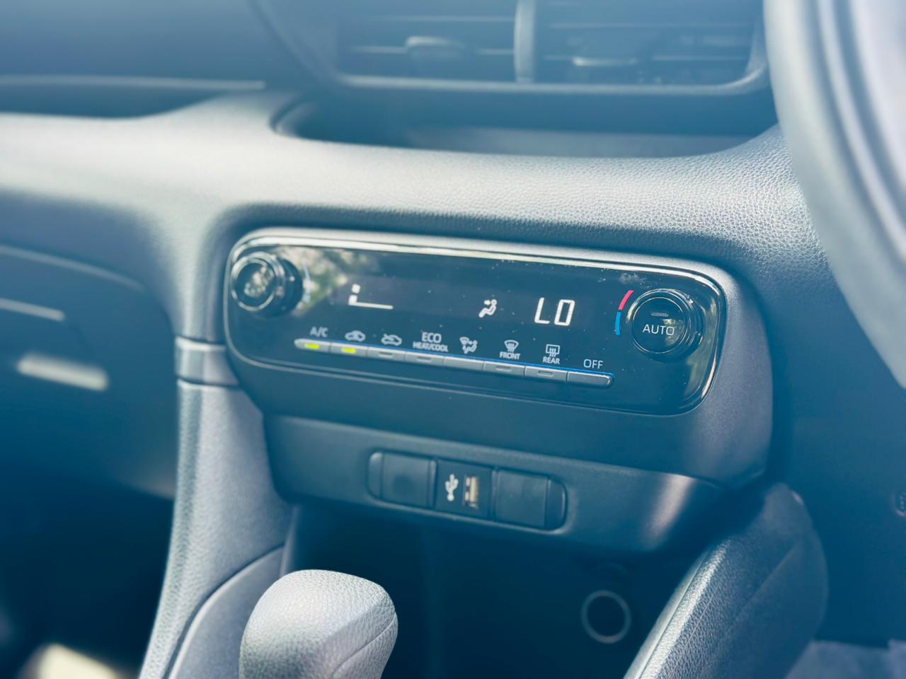 TOYOTA YARIS HYBRID X