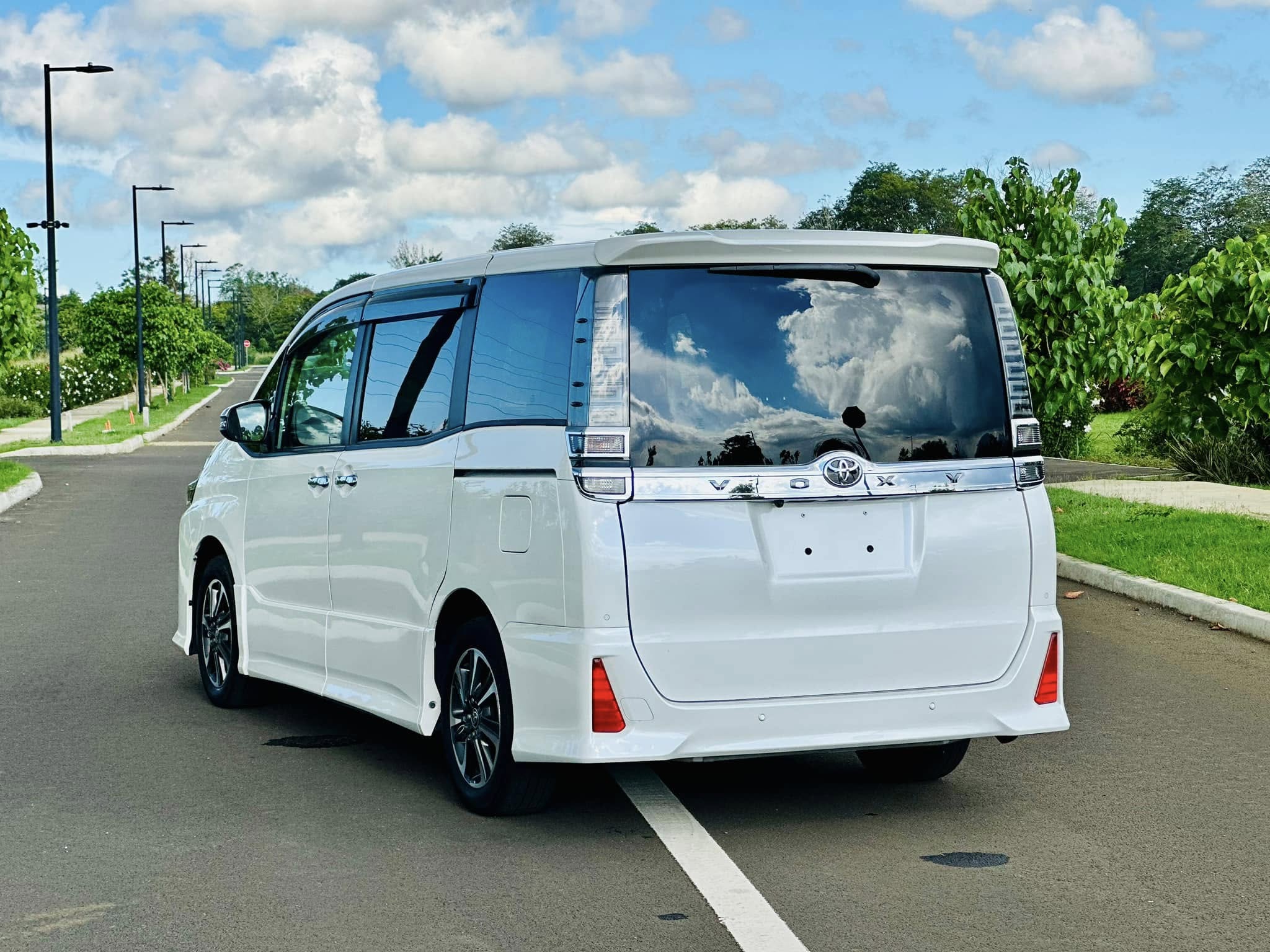 TOYOTA VOXY ZS