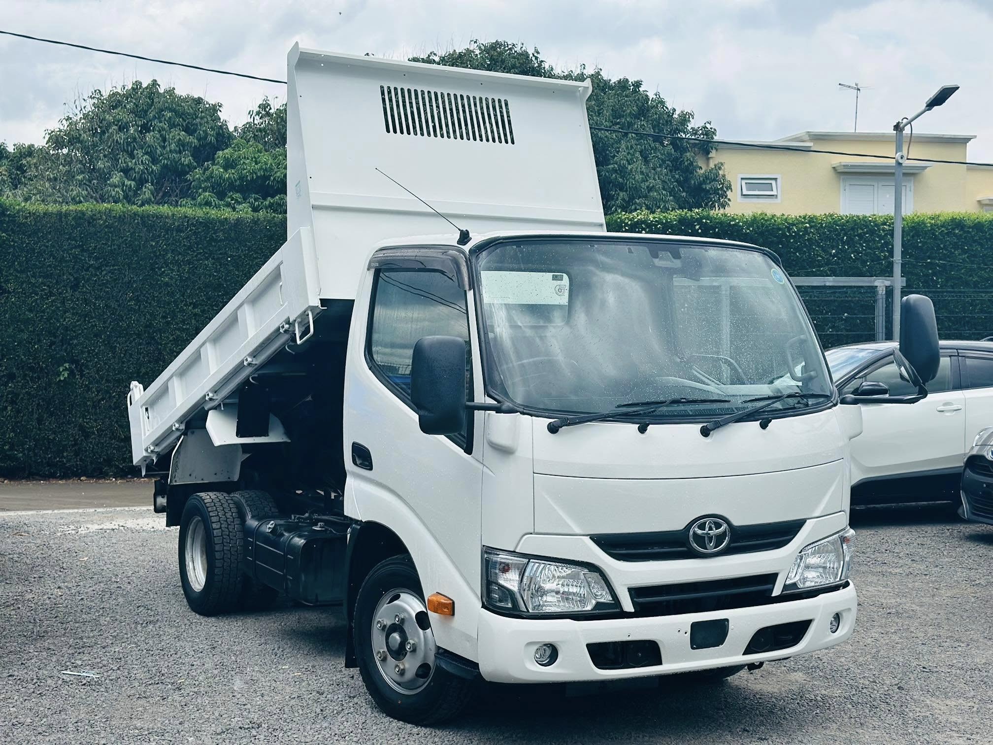 TOYOTA DYNA DUMP TRUCK