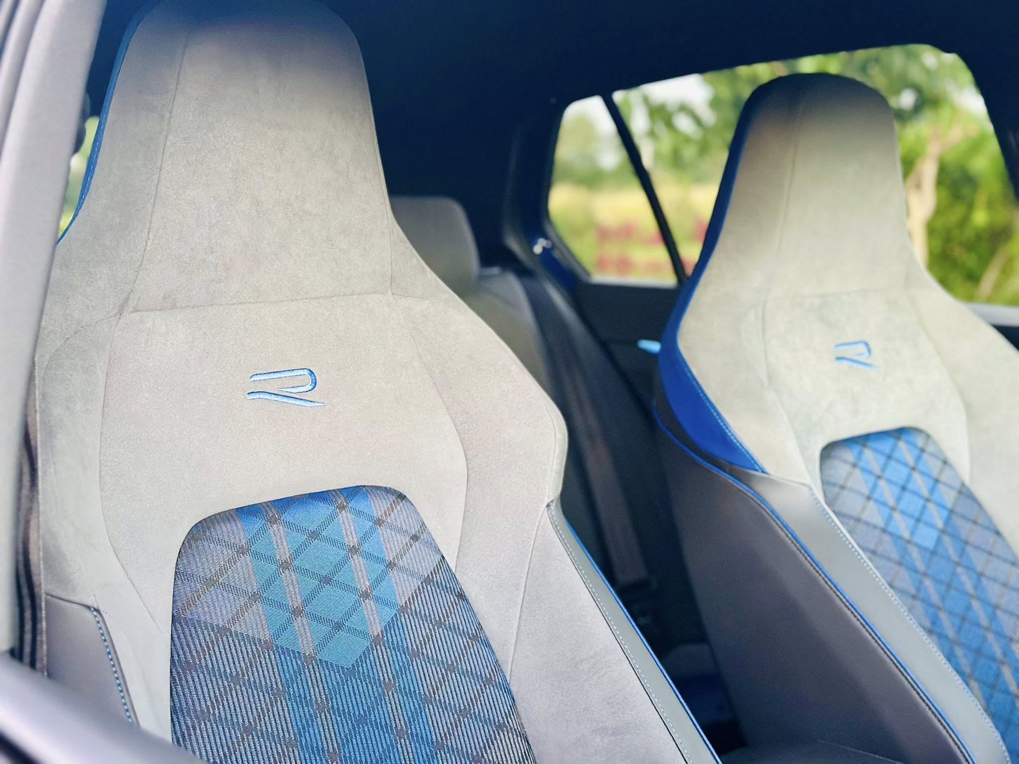 VOLKSWAGEN GOLF R BASE