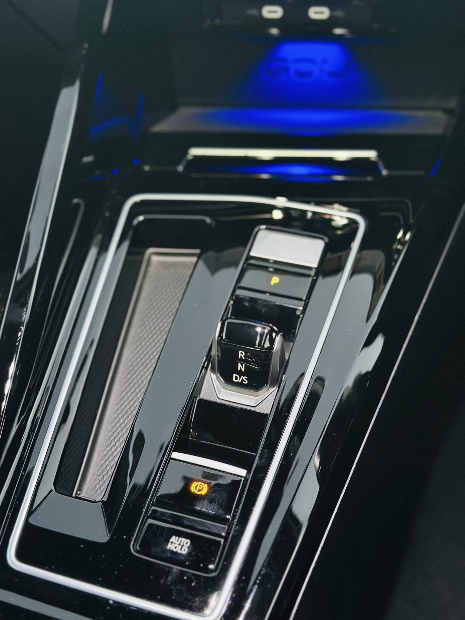 VOLKSWAGEN GOLF R BASE