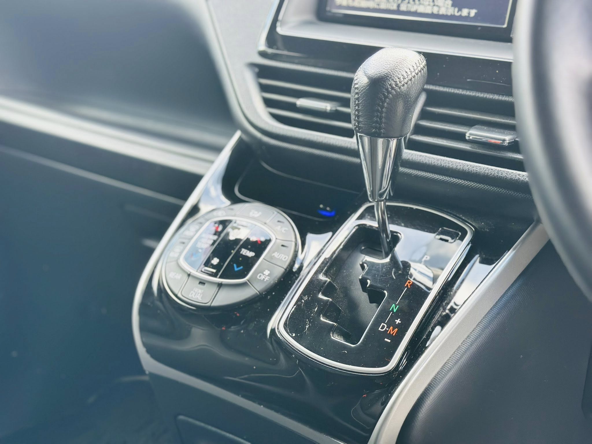 TOYOTA VOXY ZS KIRAMEKI 3 (MODELISTA) TAXI