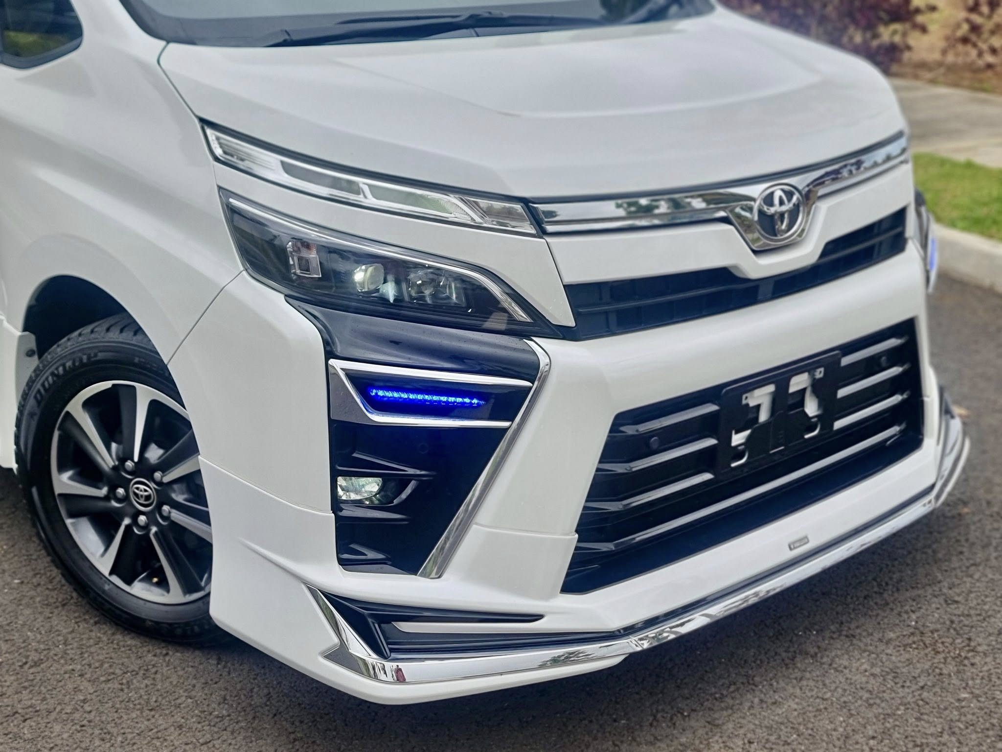 TOYOTA VOXY ZS KIRAMEKI 3 (MODELISTA) TAXI