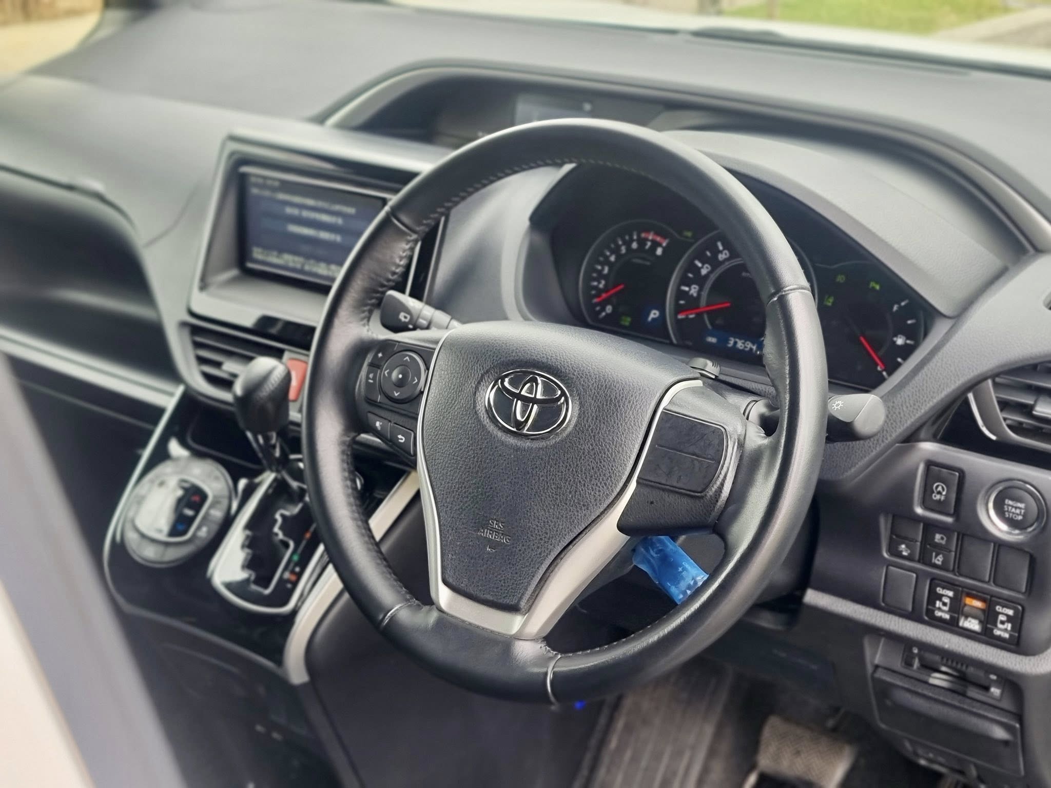 TOYOTA VOXY ZS KIRAMEKI 3 (MODELISTA) TAXI