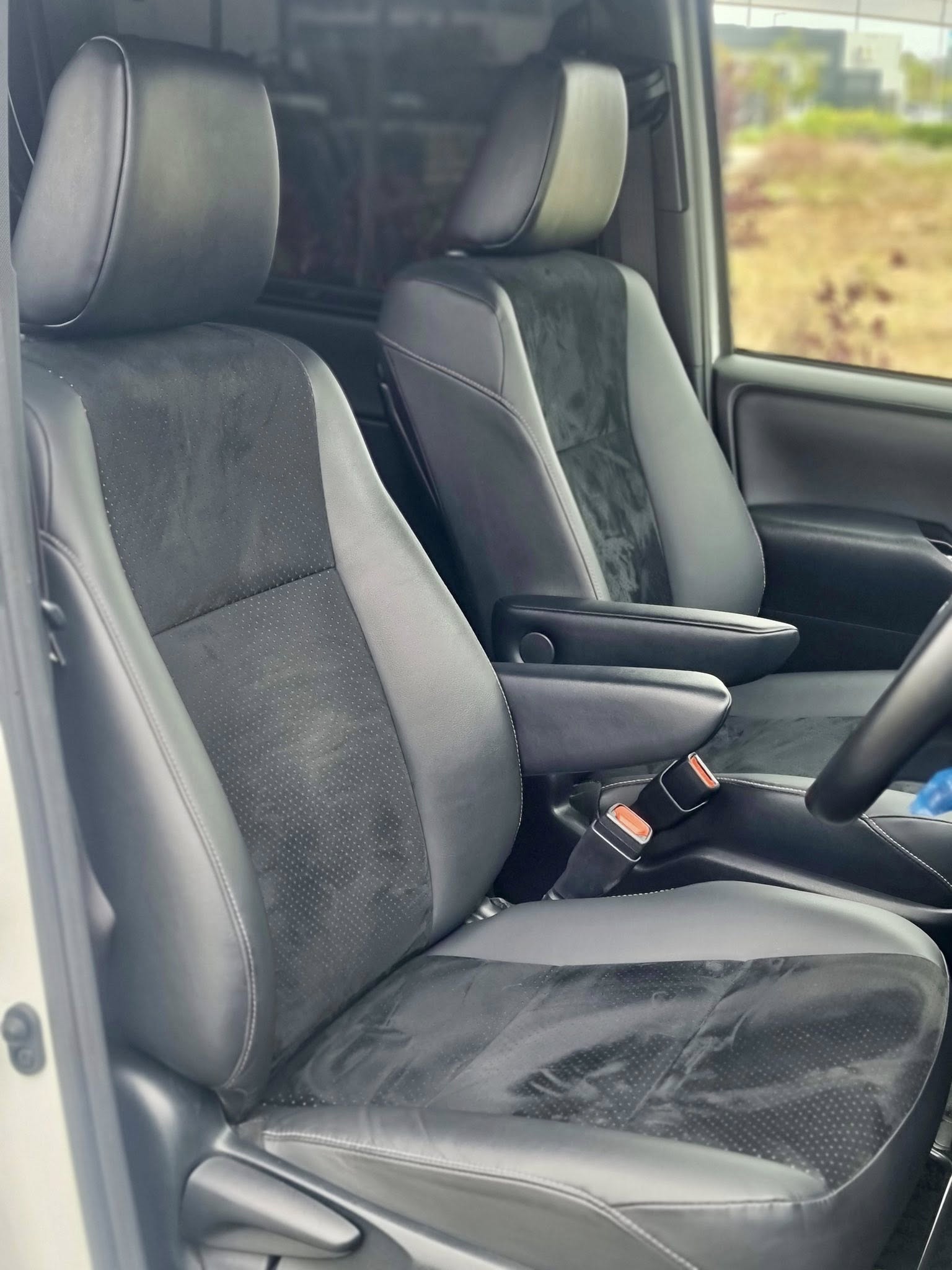 TOYOTA VOXY ZS KIRAMEKI 3 (MODELISTA) TAXI