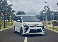 TOYOTA VOXY ZS KIRAMEKI 3 (MODELISTA) TAXI