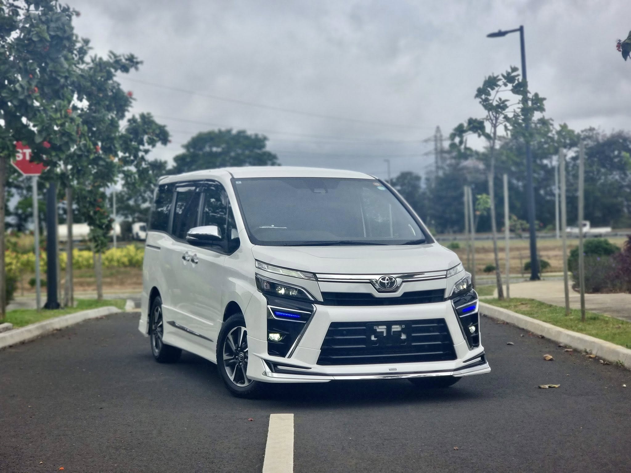 TOYOTA VOXY ZS KIRAMEKI 3 (MODELISTA) TAXI