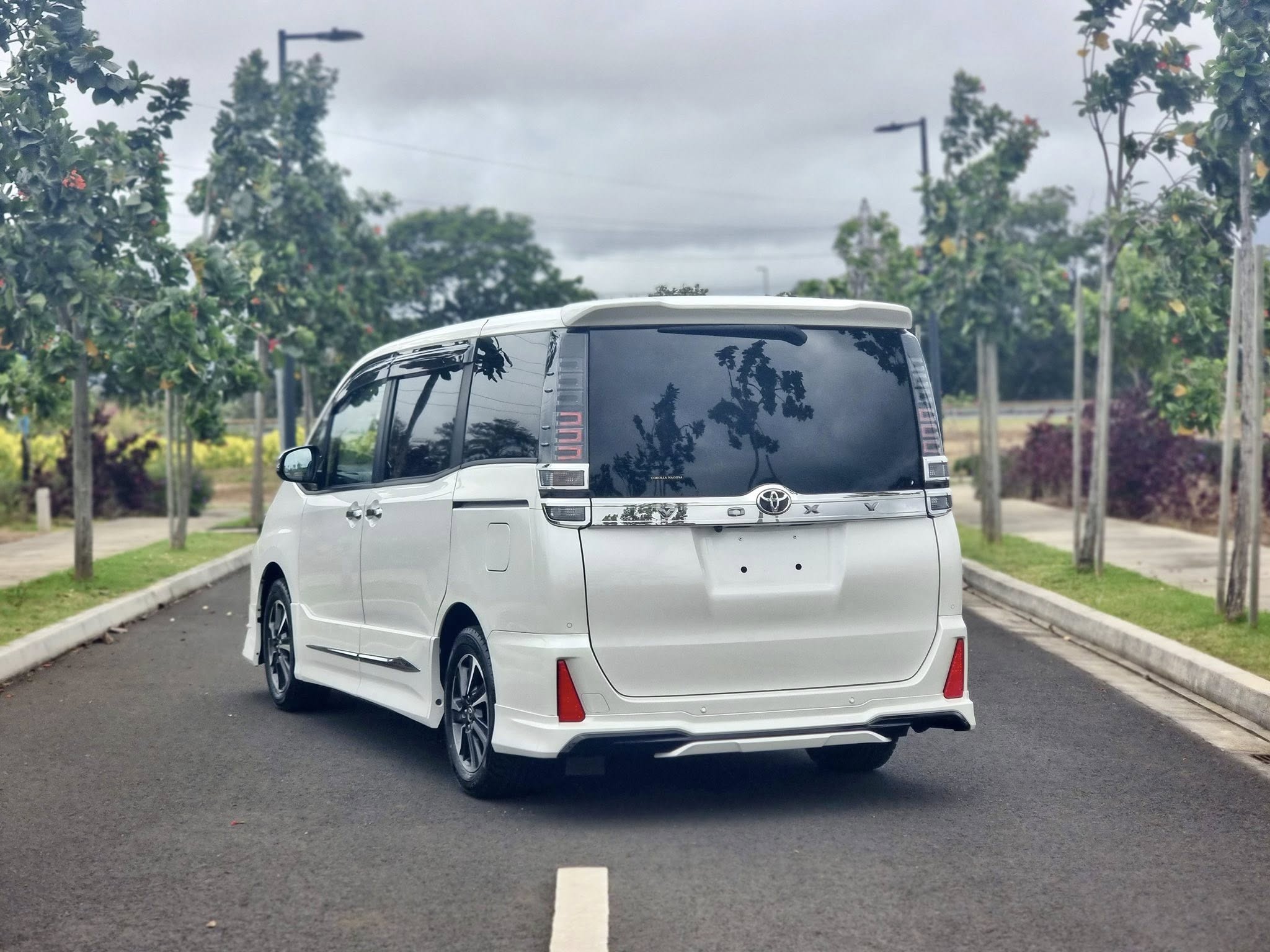 TOYOTA VOXY ZS KIRAMEKI 3 (MODELISTA) TAXI