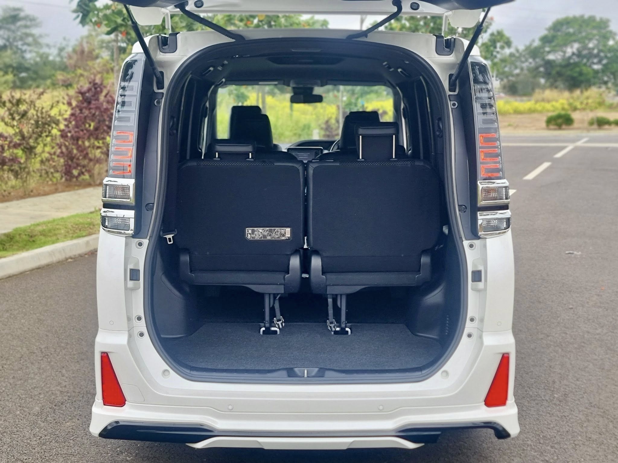 TOYOTA VOXY ZS KIRAMEKI 3 (MODELISTA) TAXI