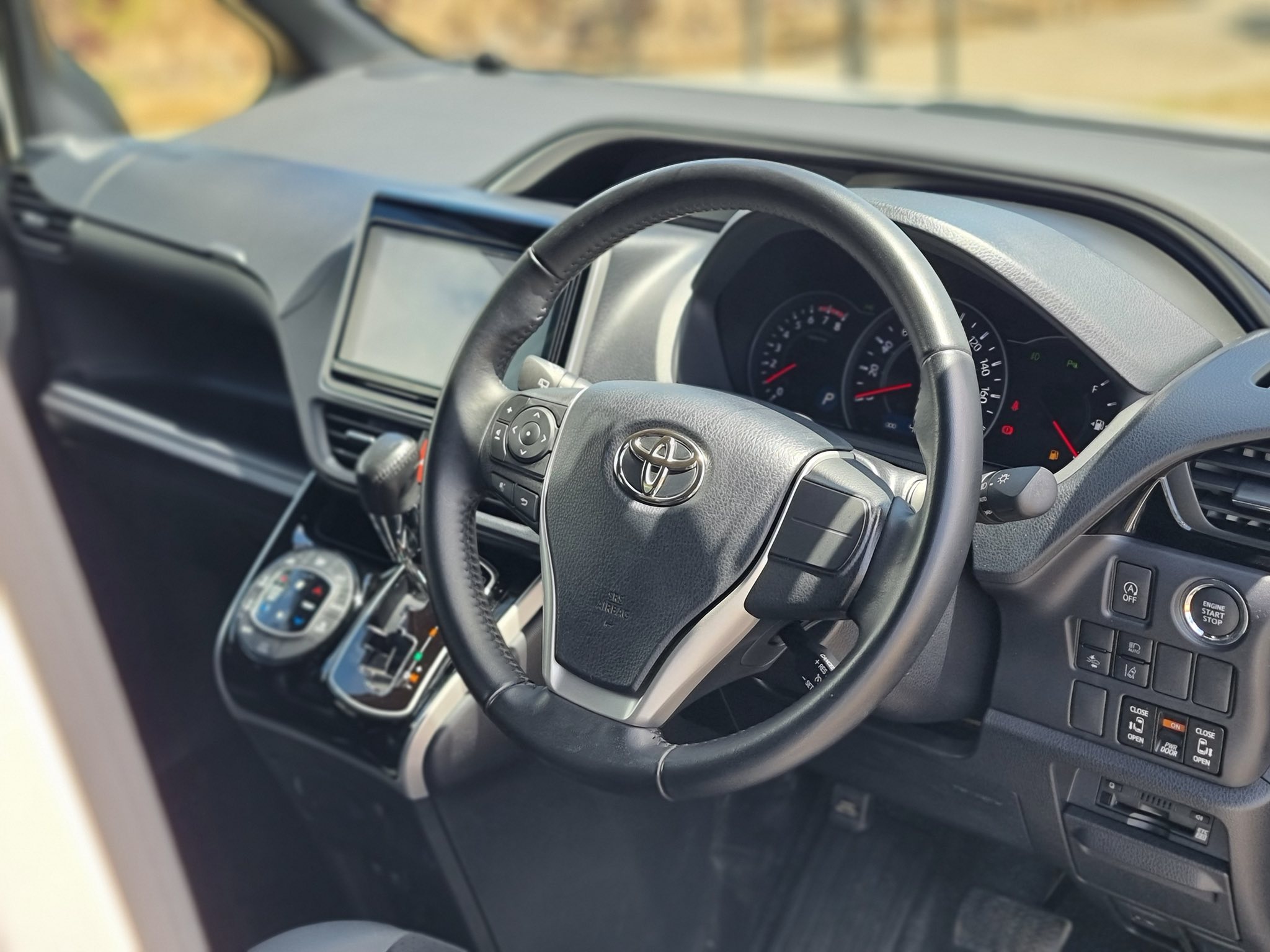TOYOTA VOXY ZS KIRAMEKI 3 (TAXI)